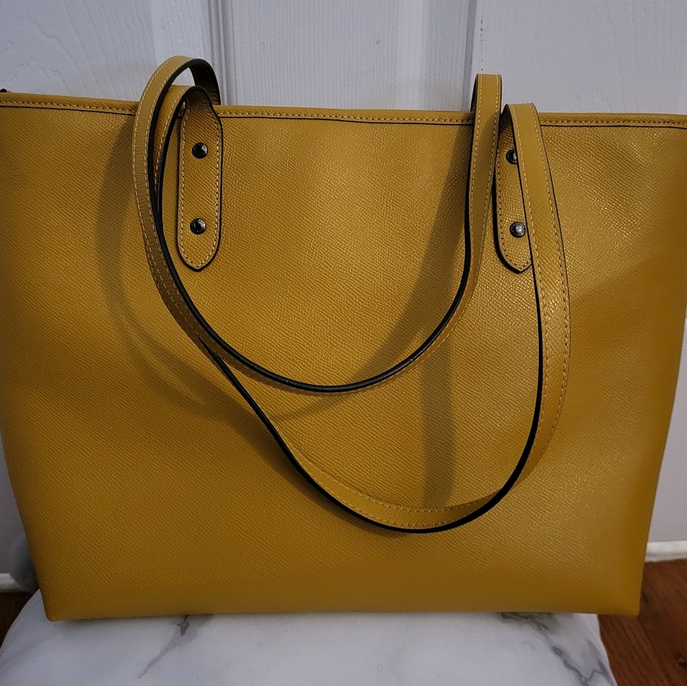 COACH BAG (MUSTARD COLOR) LIKE NEW, EXTREMELY CLEAN!! - Picture 3 of 10